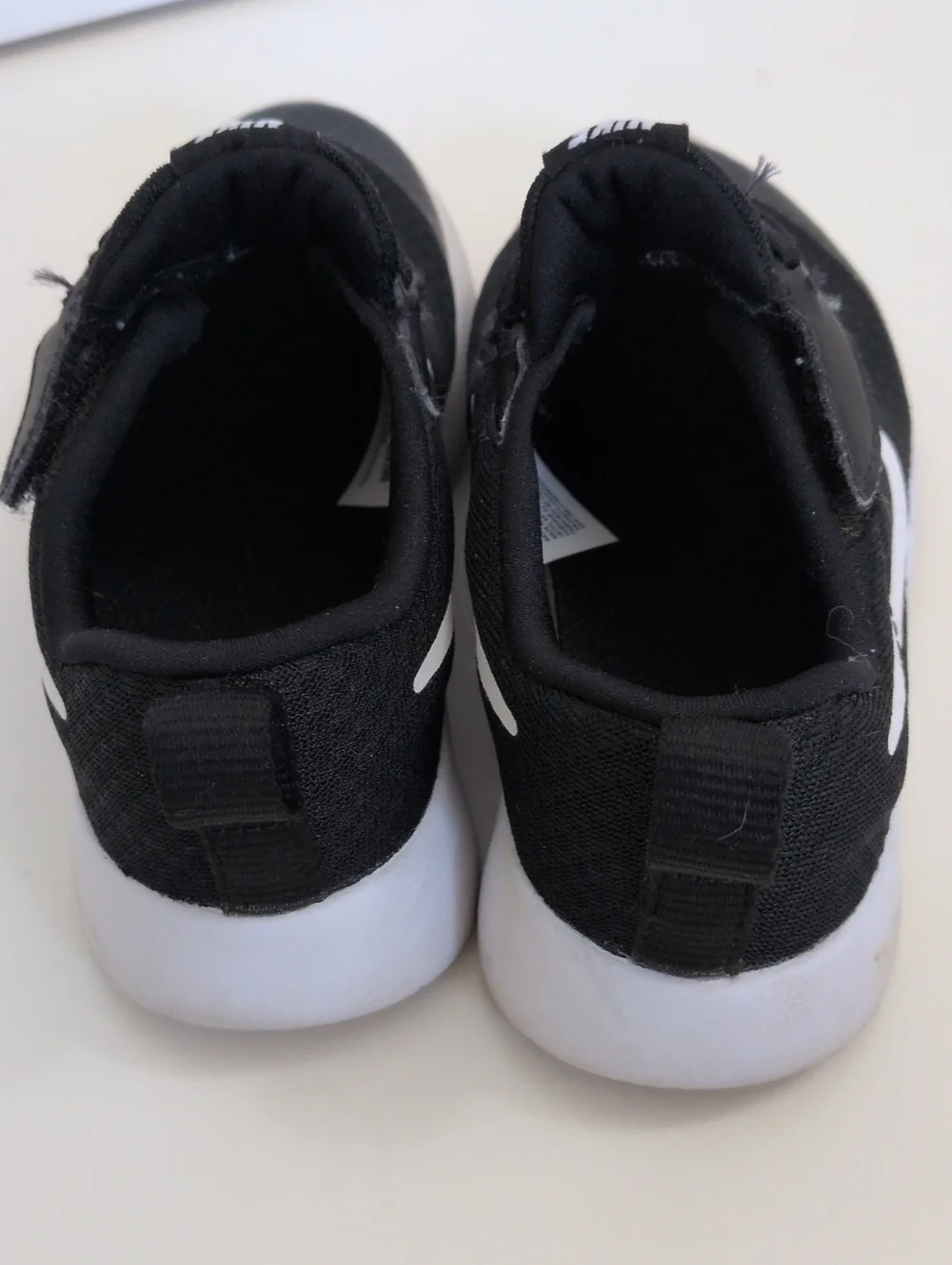Nike Tanjun EasyOn Sneaker - Black & White - 12.5 C